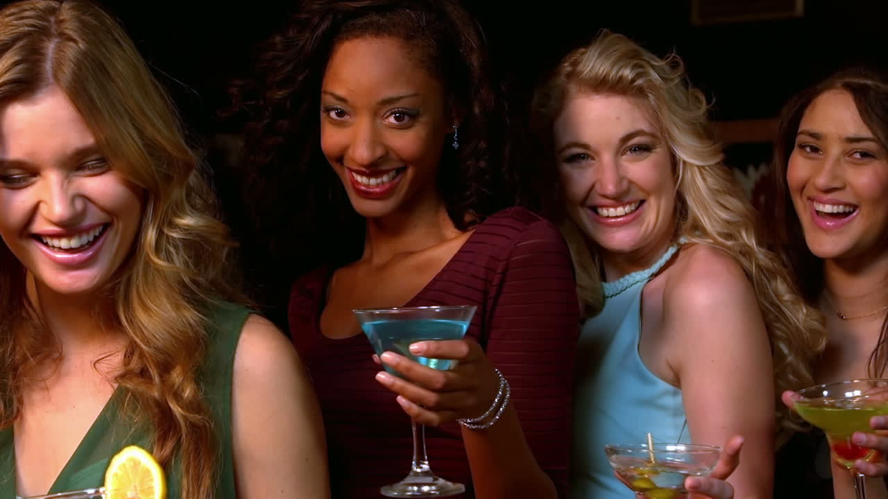 Groupe d'amis prenant un cocktail