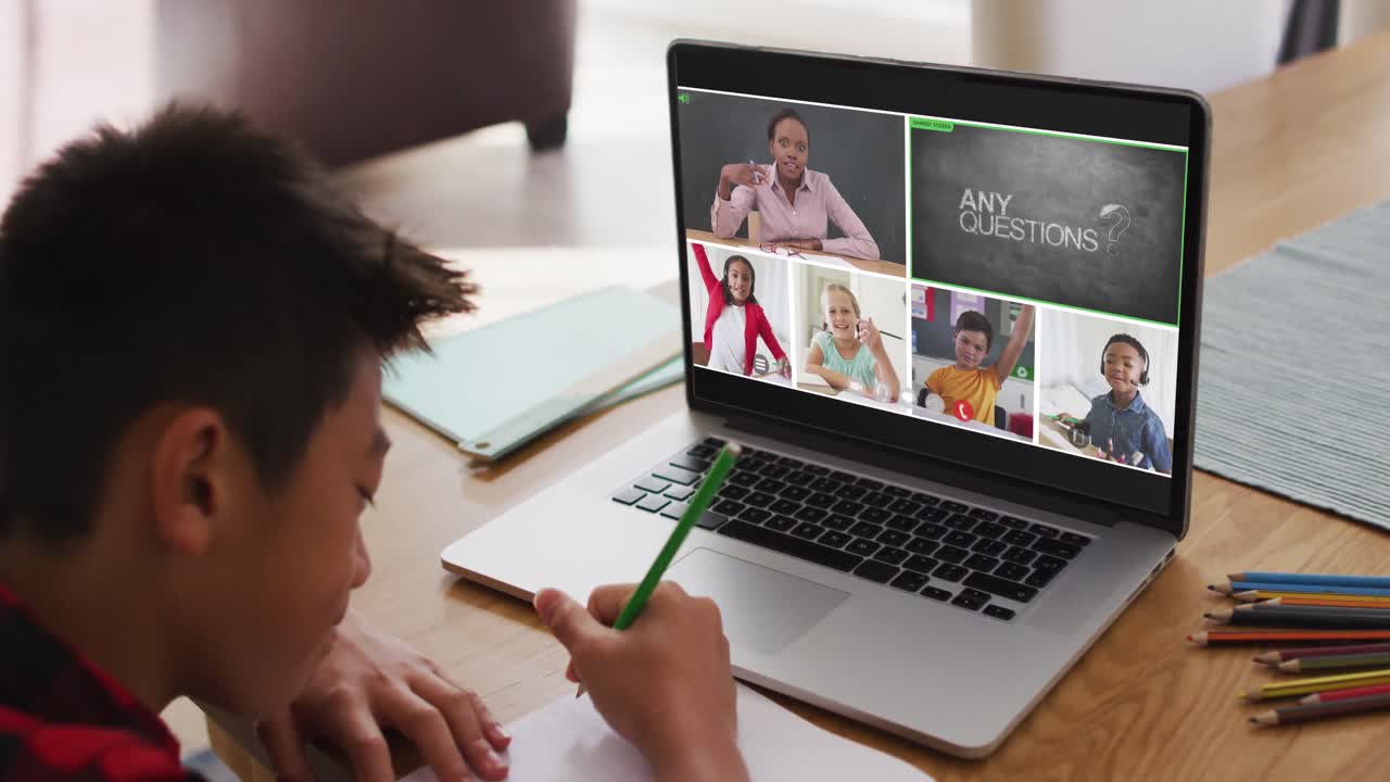 escolar que usa una computadora portátil para una lección en línea en casa, con un maestro y una clase diversos en la pantalla
