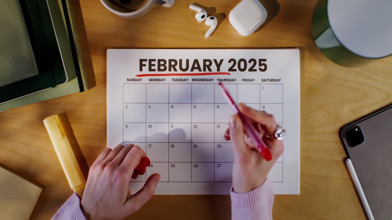 marcando el calendario de febrero de 2025