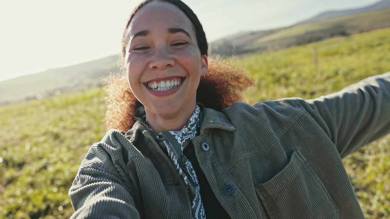 Sorriso, vlogging e volto di donna nella natura