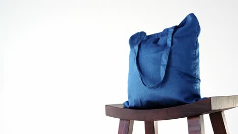 Nahaufnahme-Einer-Handtasche-Auf-Einem-Hocker