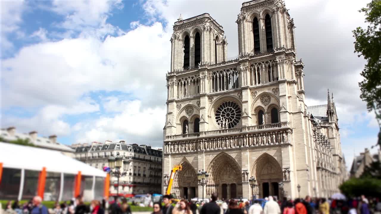 Bulutlu Bir Günde Turistlerle Birlikte Paris'teki İkonik Notre Dame Katedrali