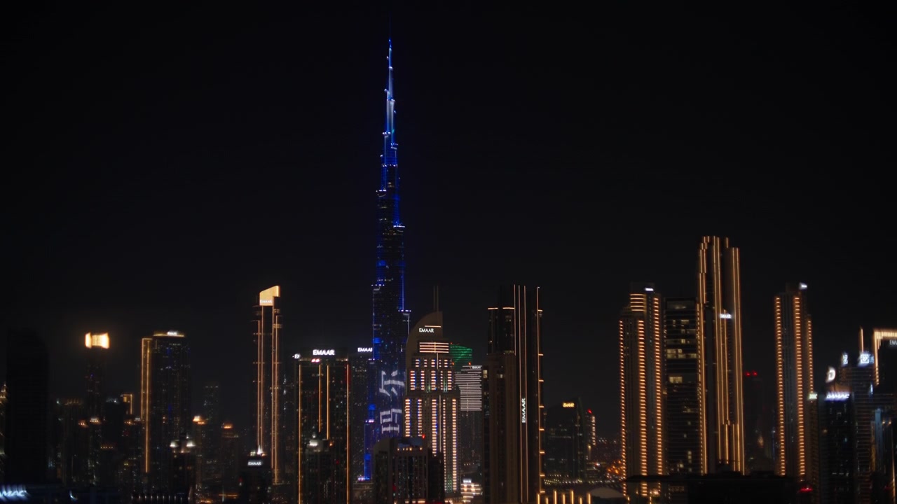 Vista notturna del Burj Khalifa e dello skyline di Dubai