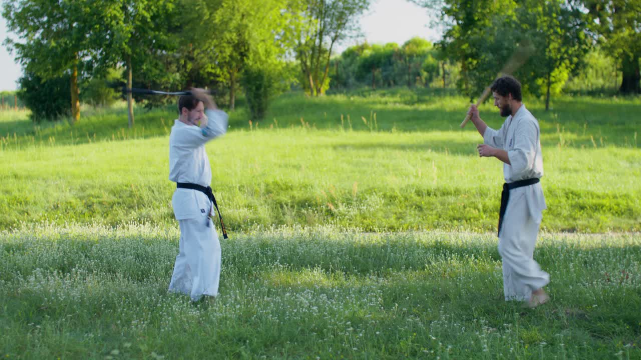 Due praticanti di karate che si allenano all'aperto