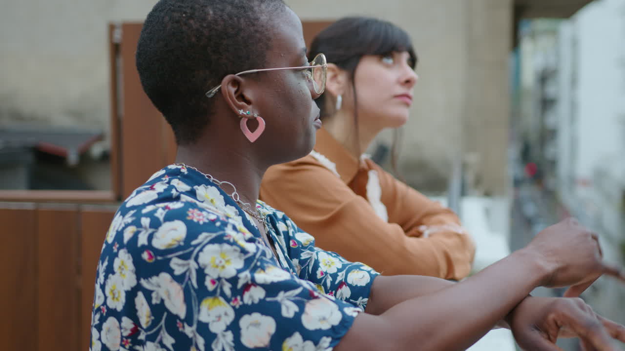 도시 옥상 테라스에서 대화하는 여성 동료