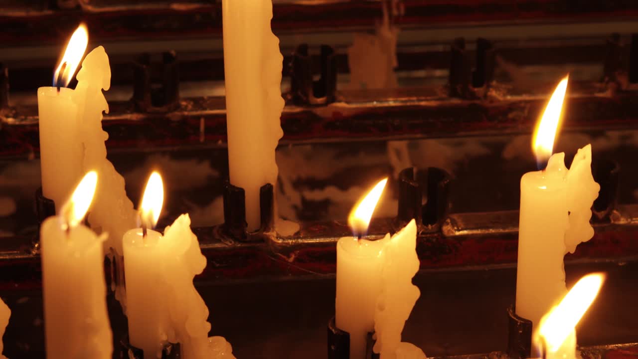 velas de cera en el templo en memoria de los que murieron en ucrania