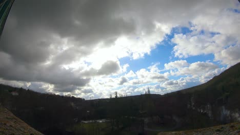 video de lapso de tiempo de nubes amenazantes sobre un cielo azul