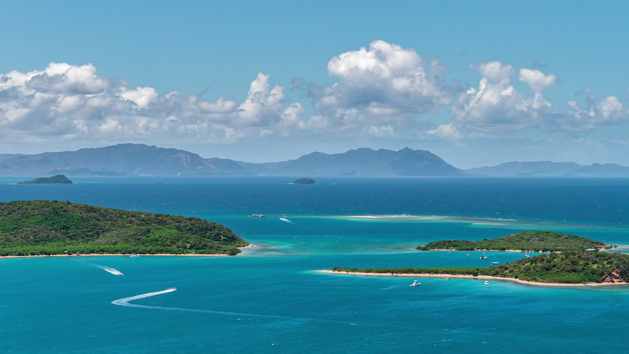누메아, 뉴칼레도니아 근처 섬 사이를 여행하는 보트의 저속 촬영