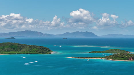 Timelapse-De-Barcos-Que-Viajan-Entre-Islas-Cerca-De-Nouméa,-Nueva-Caledonia