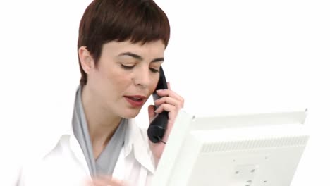 mujer de negocios positiva en el teléfono