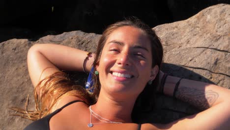 Chica-Sonriente-En-Bikini-Tomando-El-Sol-En-Un-Día-Soleado-De-Verano---Playa-De-Duranbah---Nueva-Gales-Del-Sur,-Australia