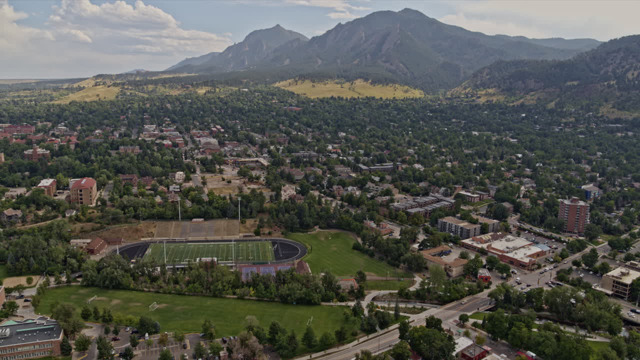 볼더 콜로라도 공중 v3 배경에 장엄한 산이 있는 대학 산기슭 동네의 탁 트인 전망 - dji 인스파이어 2, x7, 6k - 2020년 8월