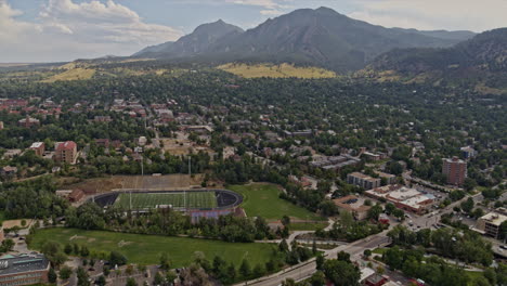 Boulder,-Colorado,-Luftaufnahme-V3,-Panoramablick-Auf-Das-Viertel-University-Foothills-Mit-Majestätischen-Bergen-Im-Hintergrund-–-Aufgenommen-Mit-DJI-Inspire-2,-X7,-6k-–-August-2020