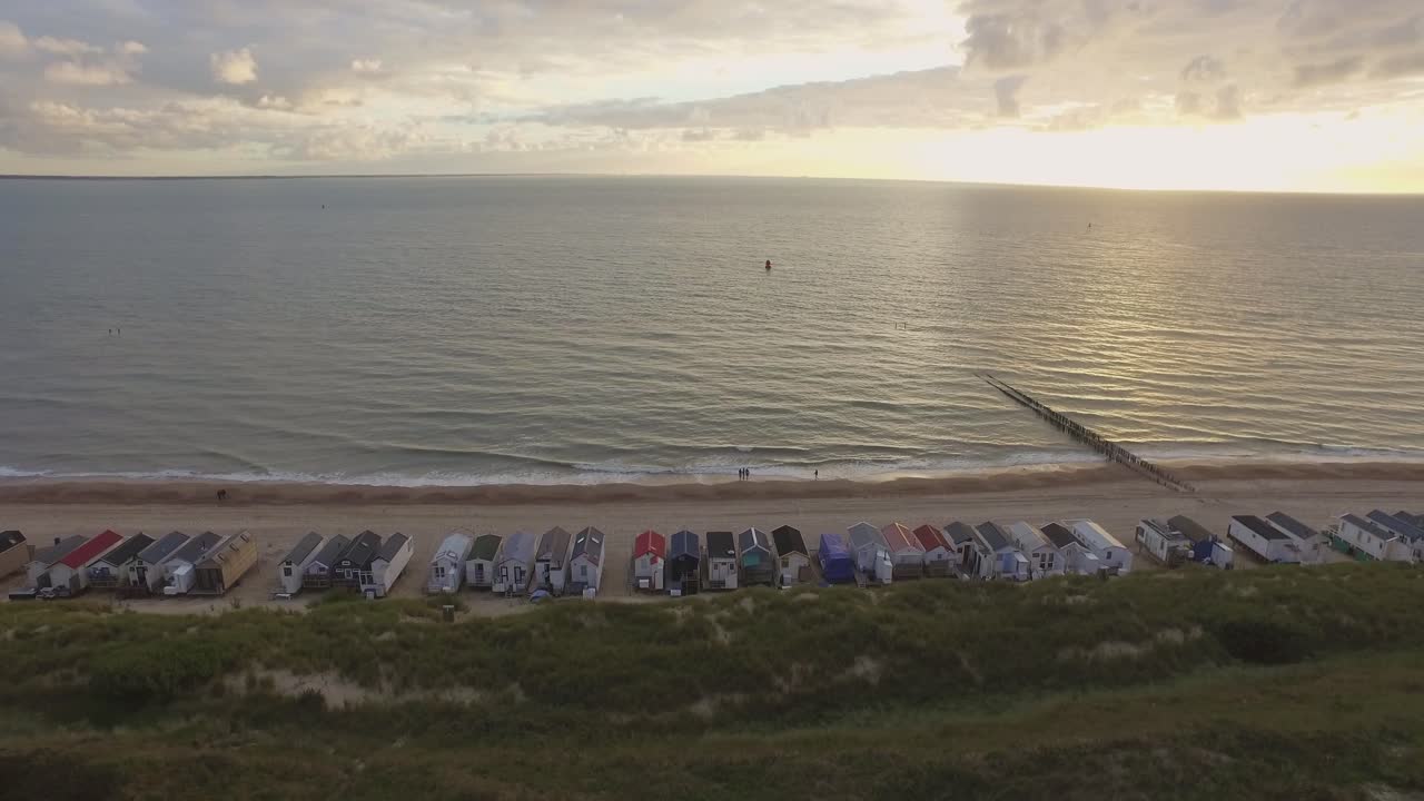 antena: la playa entre vlissingen y dishoek durante la puesta de sol