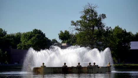 Fuente-De-Agua-En-Cámara-Lenta-En-El-Parque-De-La-Ciudad-De-Denver,-Denver-Colorado