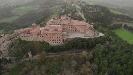 Fantástica-Vista-Aérea:-El-Tranquilo-Encanto-Del-Monte-Santa-María-Tiberina-En-Toscana,-Italia