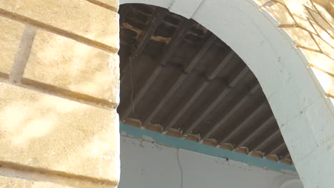 una toma en cámara lenta del viejo techo de madera de la casa de maternidad de golbai en karachi, pakistán