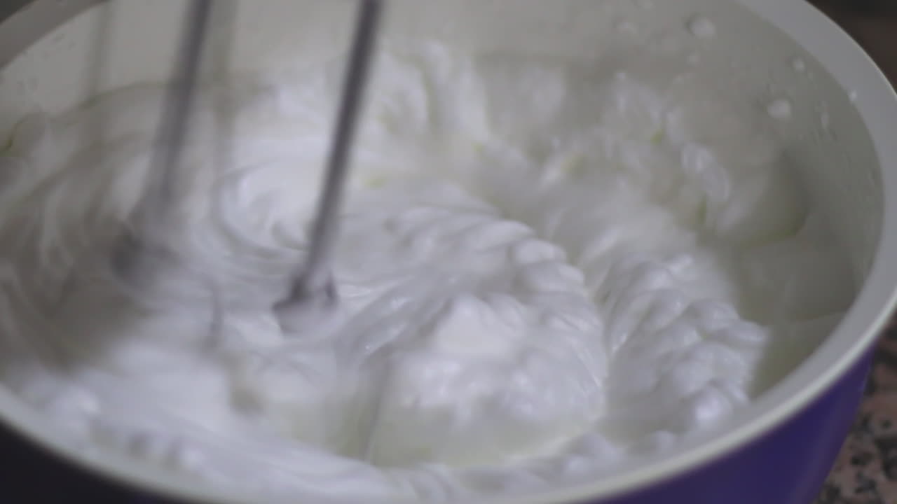 전기 믹서로 백인을 때리기 위해 부엌에서