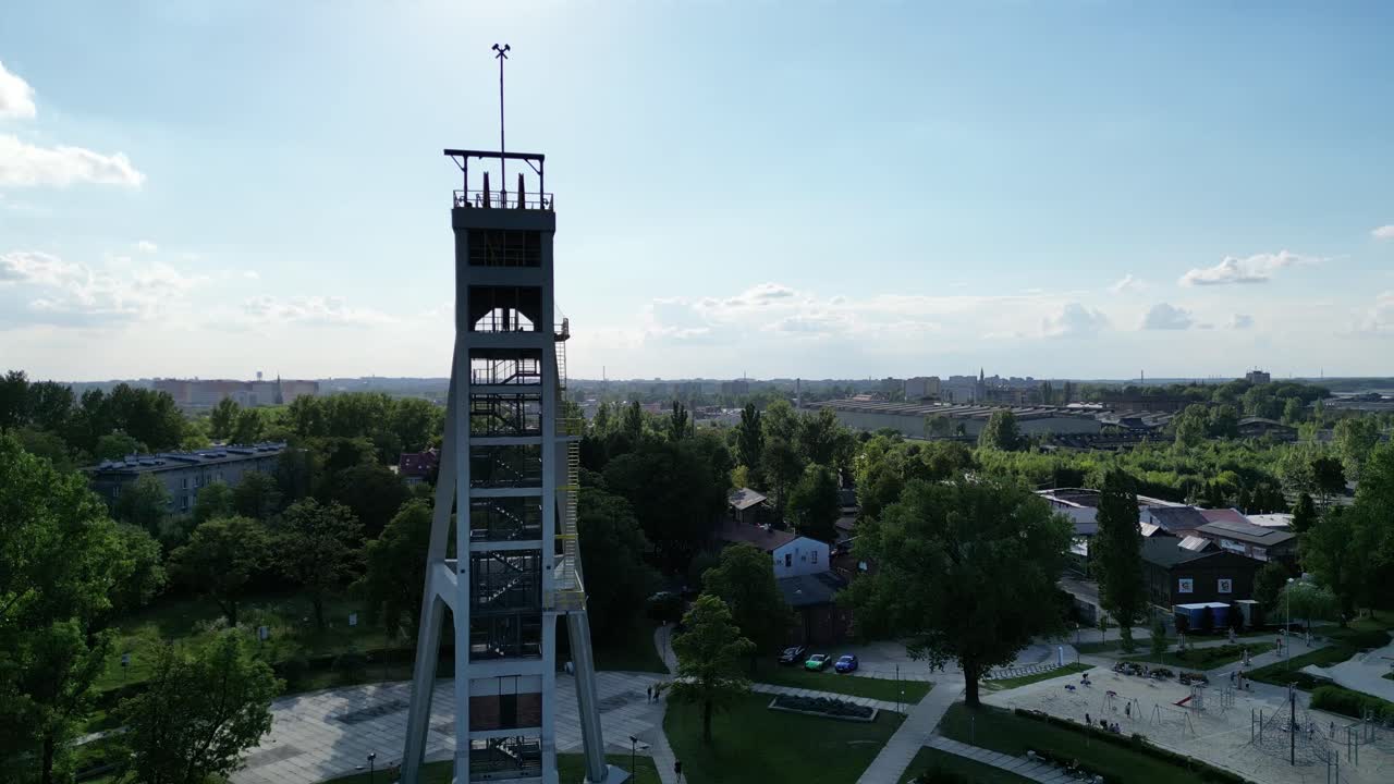 푸른 하늘 아래 울창한 초록색, 풀, 나무로 둘러싸인 아름다운 여름 날의 역사적인 대통령 샤프트