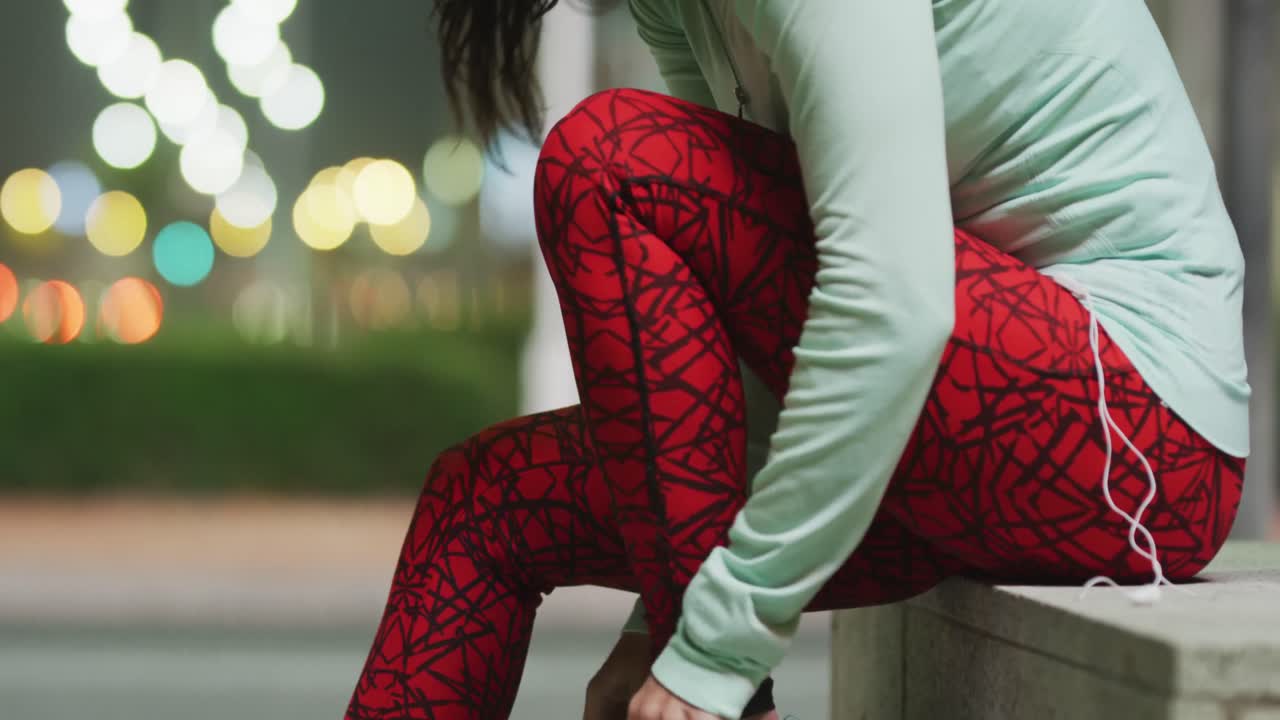 mujer joven preparándose para correr