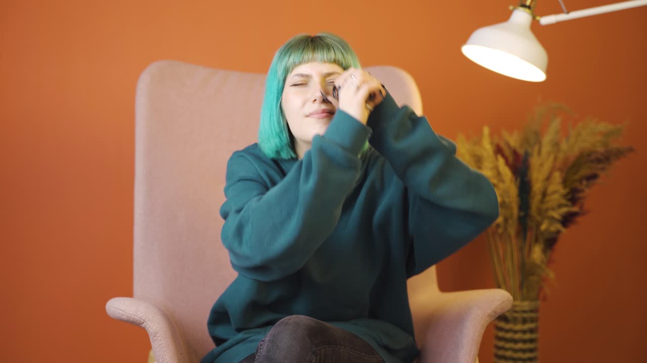 ⁇ 안경을 착용한 젊은 여성이 눈을 돌리고 있습니다.