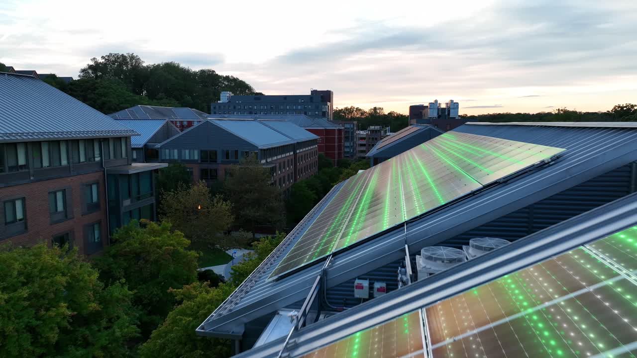 에너지 흐름과 함께 녹색 빛나는 그리드 라인을 가진 건물에 태양 패널