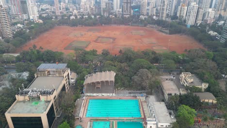 Swimmingpool,-Weiter-Blick-Neben-Dem-Dadar-Chow-Patty-Beach,-Abendansicht-Aus-Der-Vogelperspektive-In-Mumbai