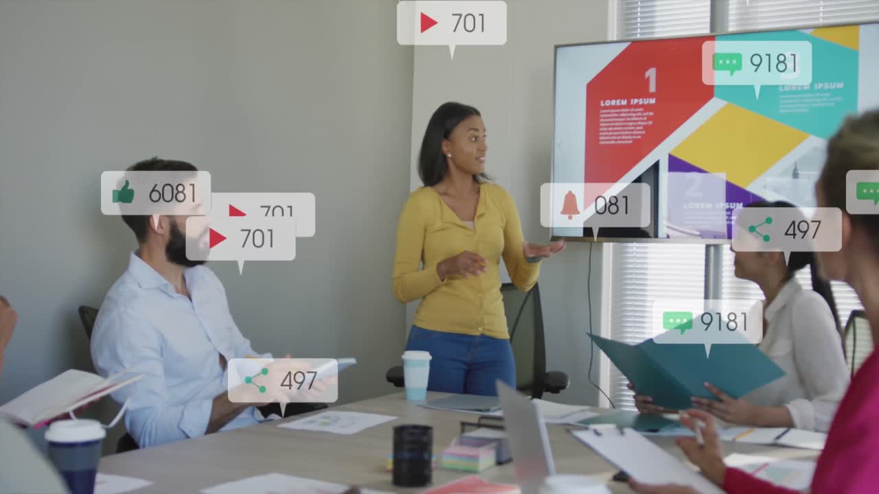 anmación de iconos de las redes sociales cayendo contra una mujer biracial discutiendo con colegas en la oficina