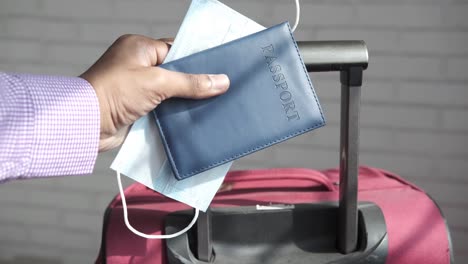 prepararse para el viaje con un pasaporte y una máscara facial