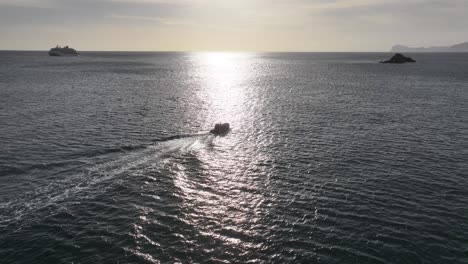 Vista-Aérea-De-Un-Barco-Y-Un-Crucero-En-Aguas-Del-Océano-Atlántico-Entre-La-Isla-De-Cabo-Verde,-Tomada-Con-Un-Dron