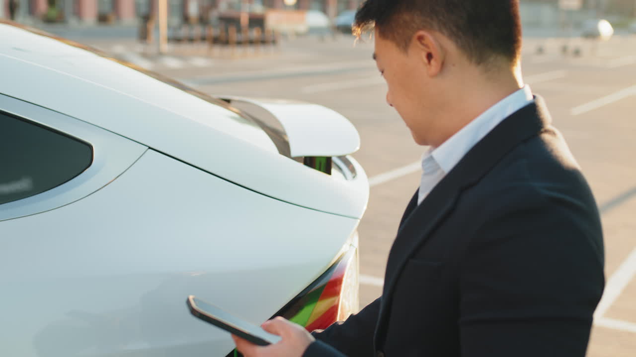 전기 자동차 를 충전 하는 사업가