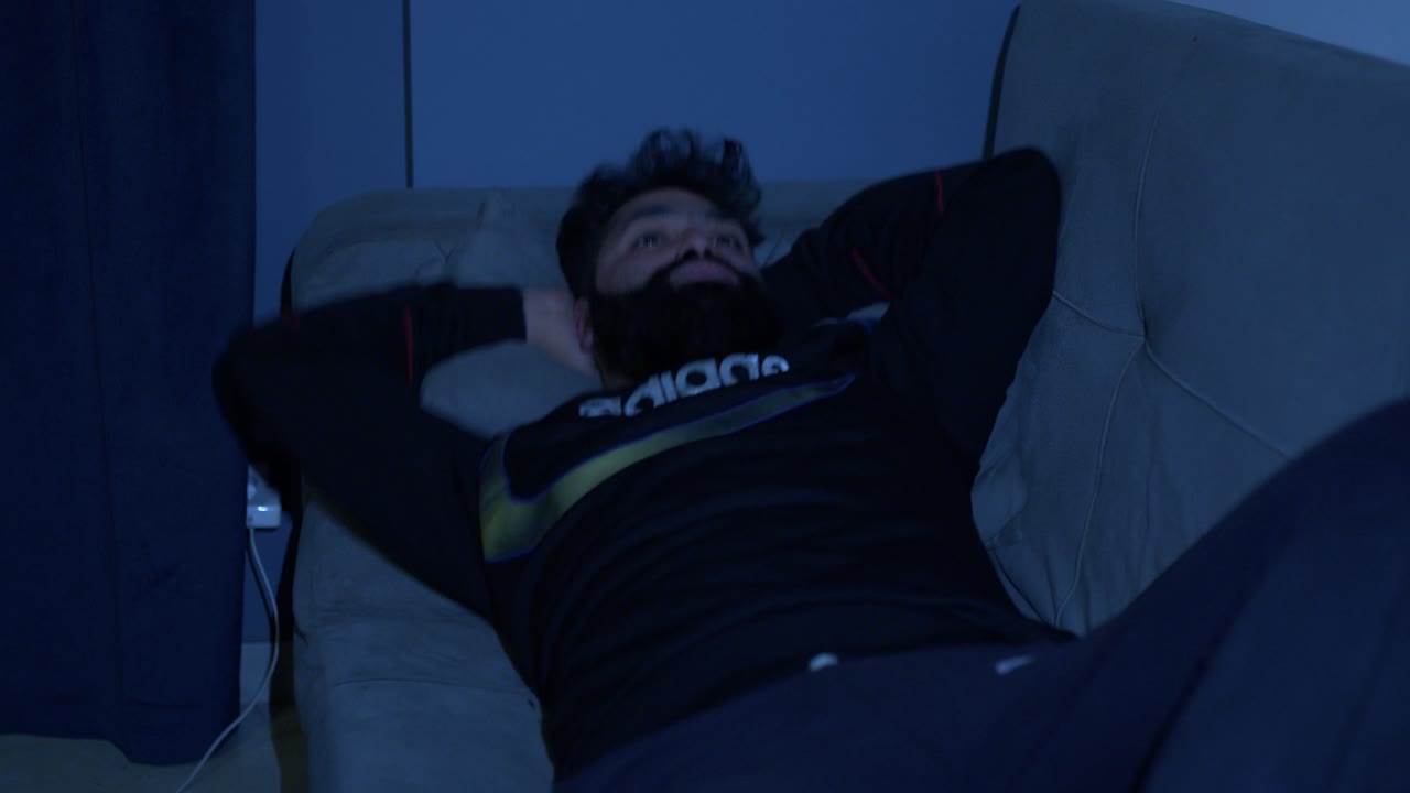 un tipo que no puede dormir y sufre de insomnio