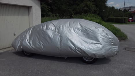 Cubierta-De-Coche-Soplando-Con-Viento-Fuerte