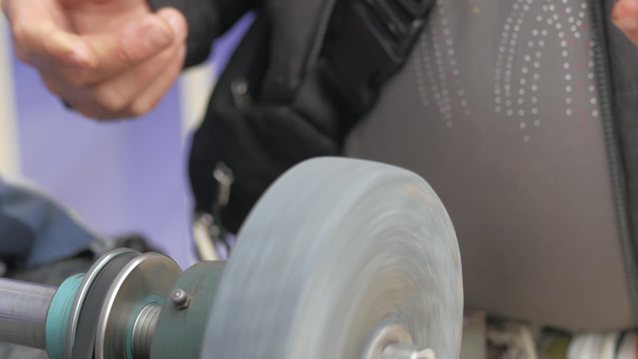 afilar un cuchillo en una rueda de molienda