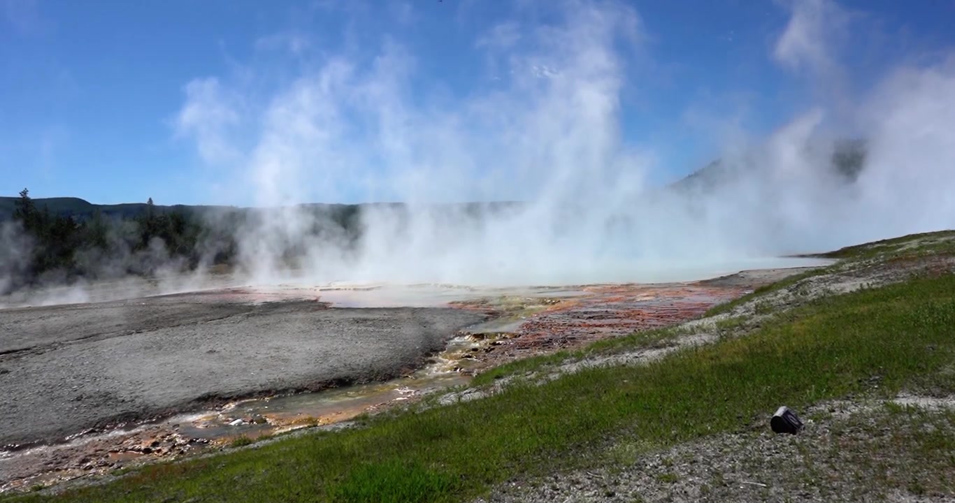 Höyryä nousee kuumasta lähteestä Yellowstone kansallispuistossa, Wyomingissa.
