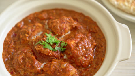 Pollo-Tikka-Masala-Curry-Picante-Comida-De-Carne-Con-Roti-O-Pan-Naan---Estilo-De-Comida-India
