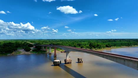 impresionante video de drones del río y el puente de paraguay, mostrando los vastos humedales del pantanal bajo un cielo azul claro