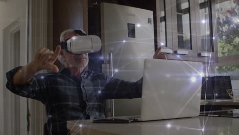 animación de la red de conexiones brillantes sobre el hombre mayor caucásico que usa auriculares vr en casa