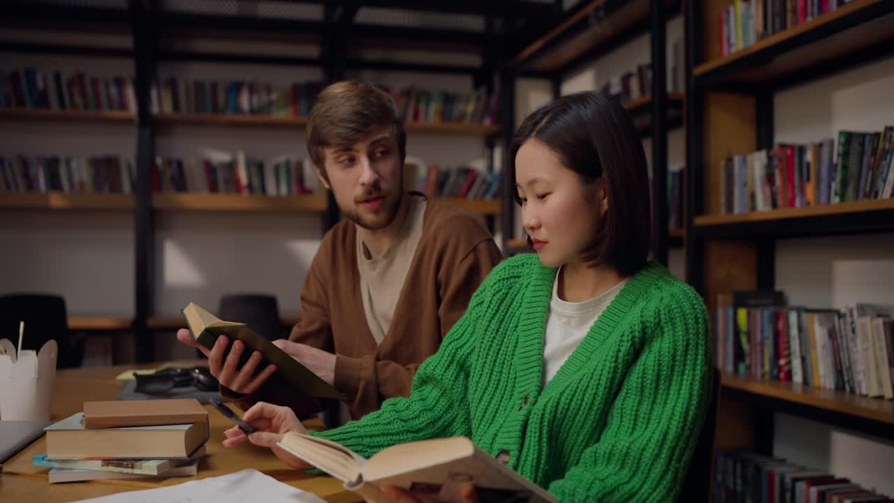 estudiantes que estudian en una biblioteca