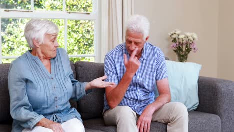 pareja de ancianos teniendo una discusión