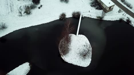 Top-Down-Drohne-Auf-Einer-Einsamen-Gefrorenen-Insel-In-Einem-Kleinen-See-Geschossen---Hochfliegen