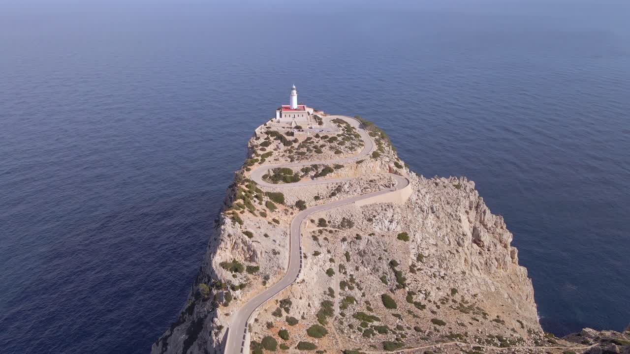 마요르카 북쪽 해안에 있는 화려한 등대인 파로 드 포멘토르 (faro de formentor) 로 가는 경이로운 절벽과 휘어지는 도로를 발견하십시오.