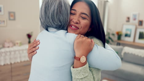 Liebe,-Ruhestand-Und-Eine-ältere-Asiatische-Frau,-Die-Sich-Umarmt