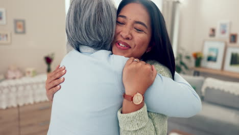 el amor, la jubilación y una mujer asiática mayor abrazando