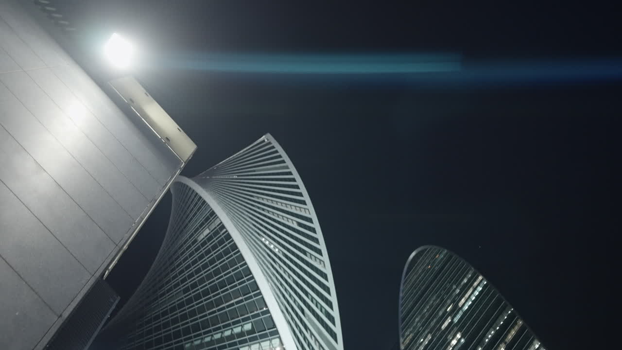 rascacielos modernos por la noche