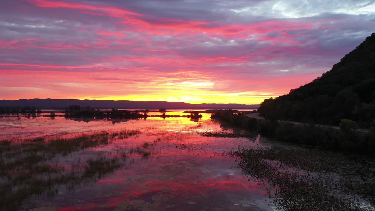 el atardecer vibrante sobre un lago sereno