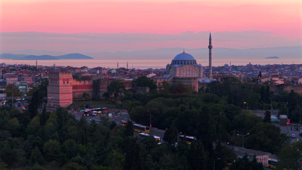 Hora dourada do pôr do sol, céu com reflexos rosa e roxos, Yenikapı, Mesquita Azul, sinagoga, Istambul, Turquia, Türkiye, paisagem panorâmica aérea com drone, paisagem urbana, Estreito de Bósforo, vista do porto, edifícios, trânsito da cidade, carros