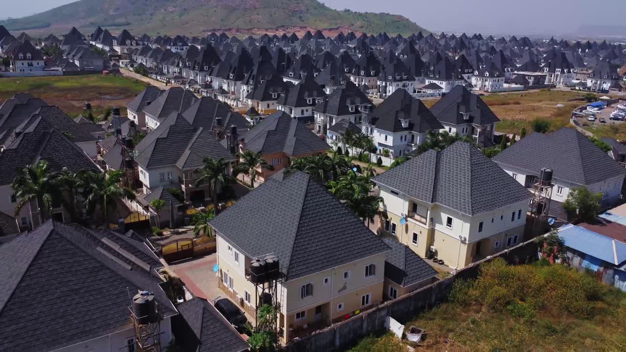 Pemandangan udara indah rumah-rumah mewah yang berdiri sendiri di lingkungan pinggiran kota yang baru dibangun di Abuja, Nigeria pada hari yang cerah