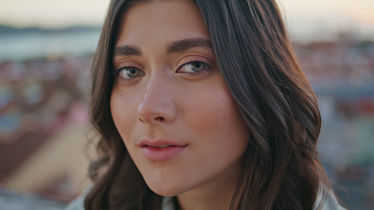 modelo romántico posando en el techo del paisaje urbano en el retrato del atardecer delantero. mujer descansando