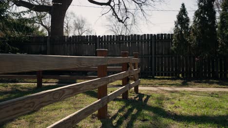 cerca de madera del patio trasero de una casa pequeña